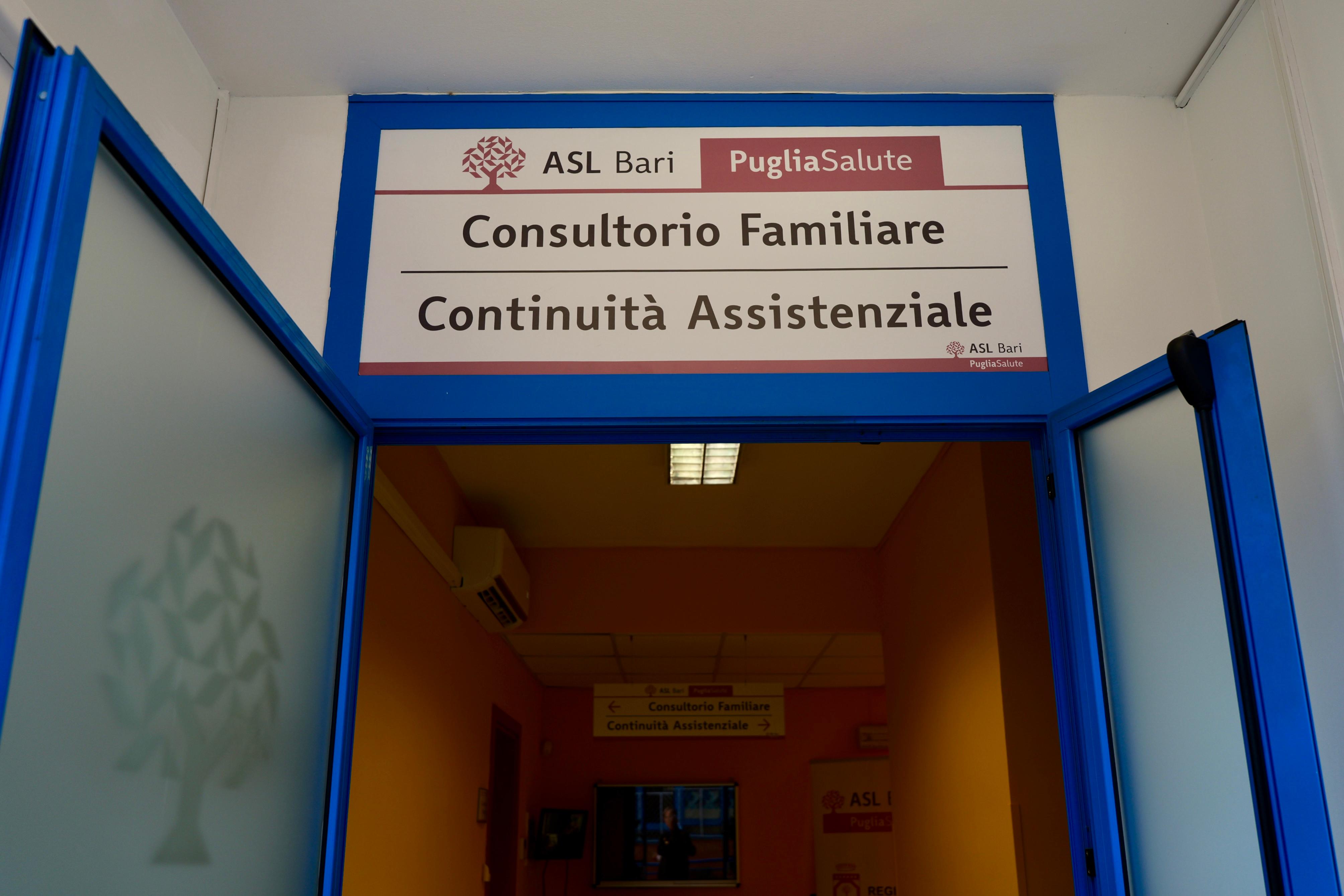 Galleria Piemontese e sindaco Leccese a riapertura consultorio familiare ASL BA nel quartiere San Pio di Bari - Diapositiva 2 di 2