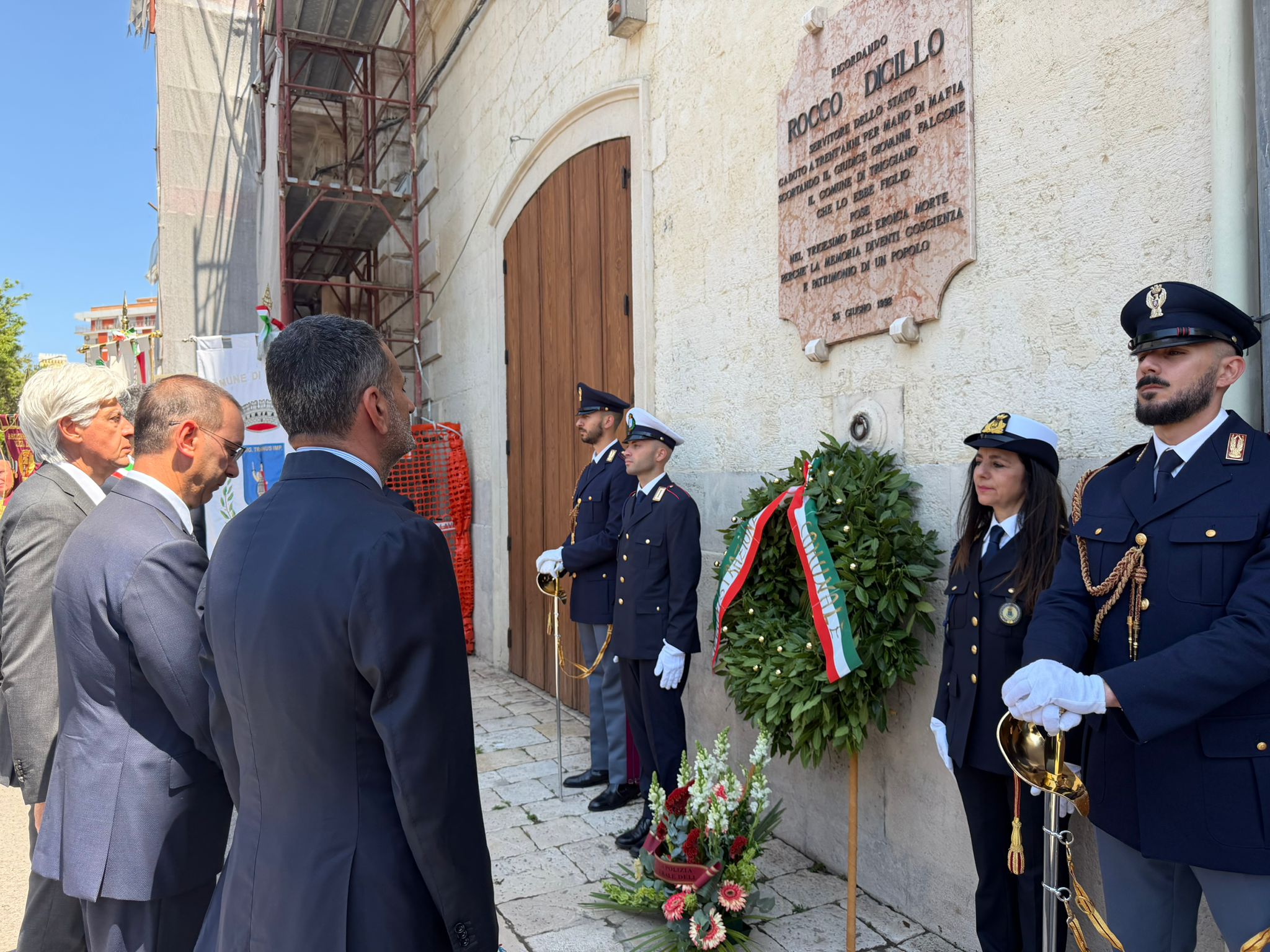 Galleria 34esimo anniversario della strage di Capaci. Il presidente della Regione Puglia alla cerimonia commemorativa dell’agente Rocco Dicillo - Diapositiva 2 di 4