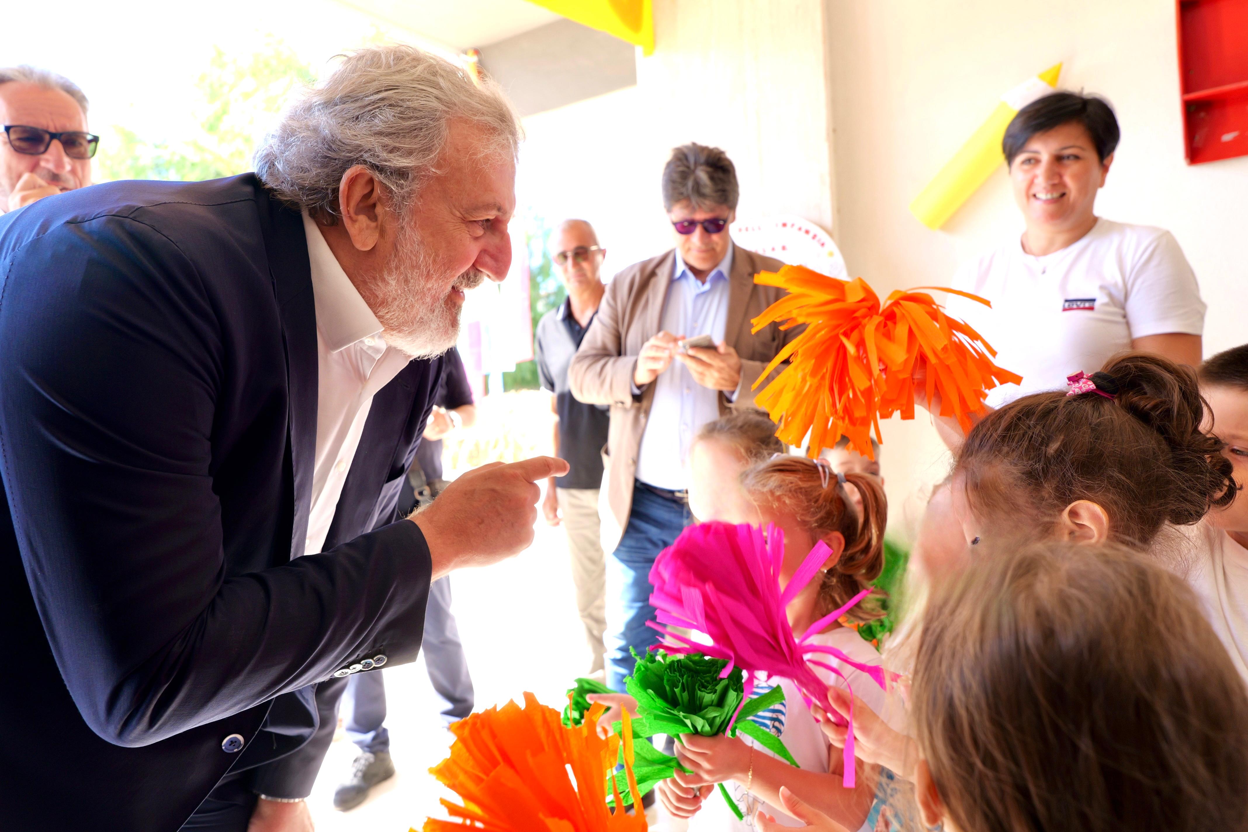 Galleria Apertura anno scolastico, Emiliano e Leo a Guagnano e Salice Salentino: “Ringrazio la scuola pubblica che incarna i principi di uguaglianza di libertà” - Diapositiva 10 di 14